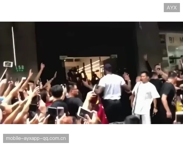 詹姆斯献唱队歌片段被粉丝做成剪辑走红，引发全网热议