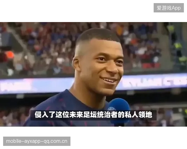 足球巨星意外亮相：网购被店员认出，幕后故事令人震撼